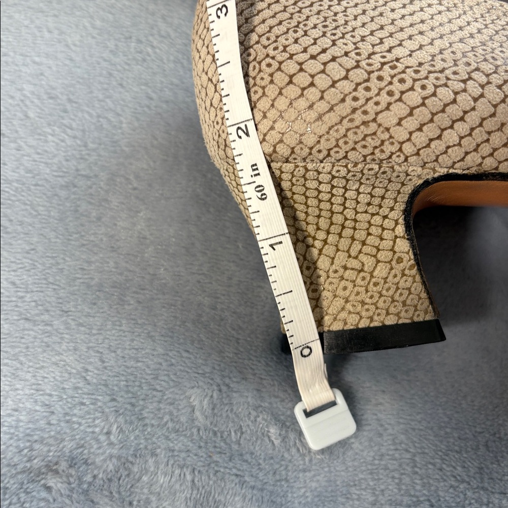 Salvatore Ferragamo Textured Pumps - Picture 11 of 12